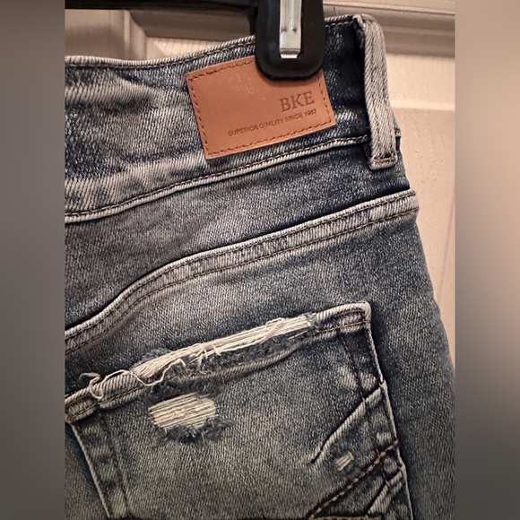 New Women’s BKE Stella Distressed 2 button Denim Cut Off Shorts, size 27 - Picture 7 of 7